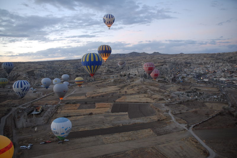 <p>Peribacaları, kayadan oyma ev ve kiliseleriyle öne çıkan Kapadokya'yı havadan görmek isteyen turistlerin tercih ettiği sıcak hava bolon turları, hem bölge turizimine hem deekonomiye katkı sağlıyor.</p>